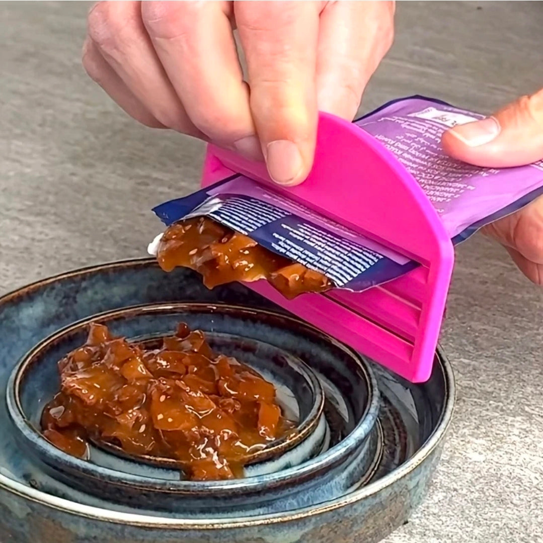 Pet food pouch squeezer. Dog and cat food aid.